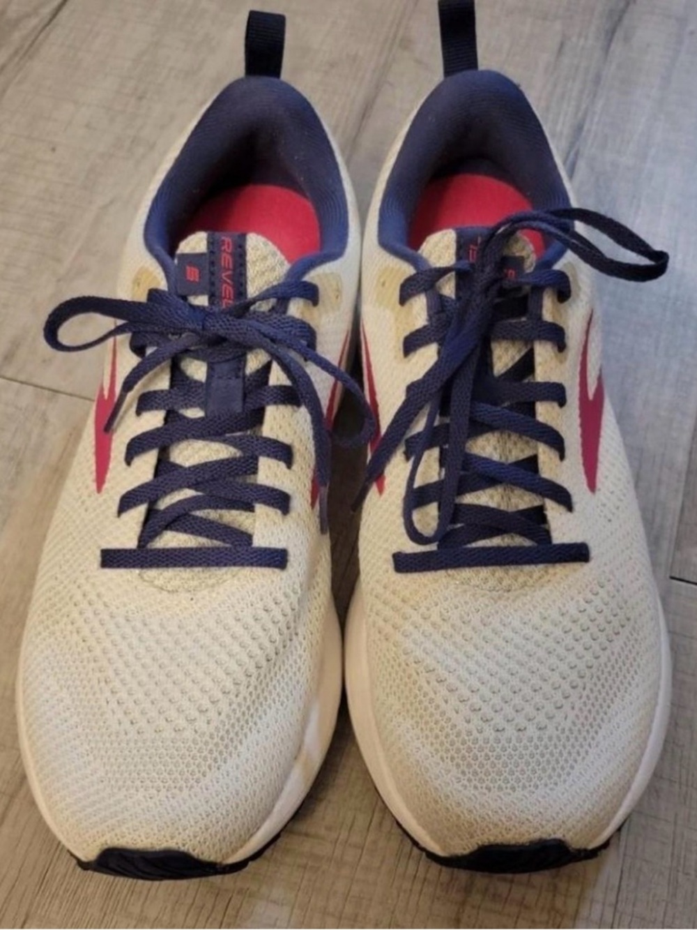 Women’s White Brooks Revel 9.5 - Picture 4 of 8